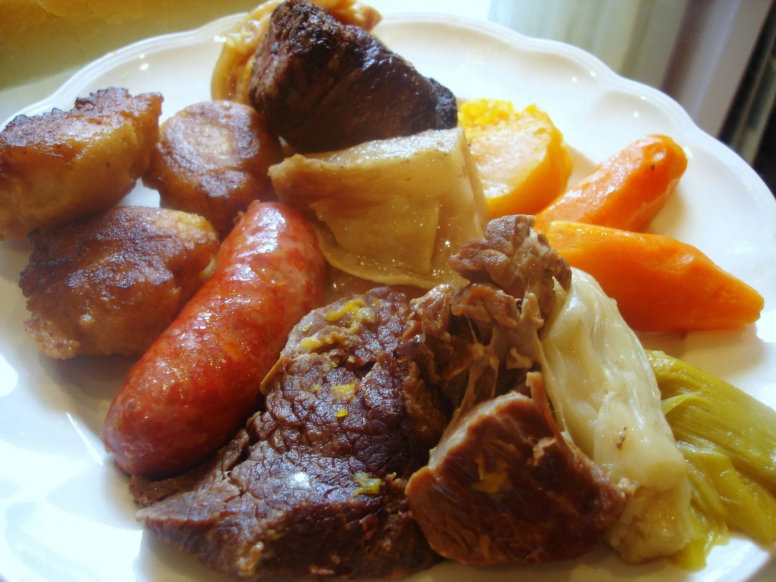 Fuente con las carnes del cocido castellano: morcillo, pollo, tocino, chorizo y morcilla
