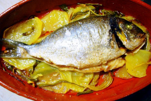 Dorada al horno con patatas y pimientos