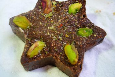 Fudge de chocolate, piñones y pistachos