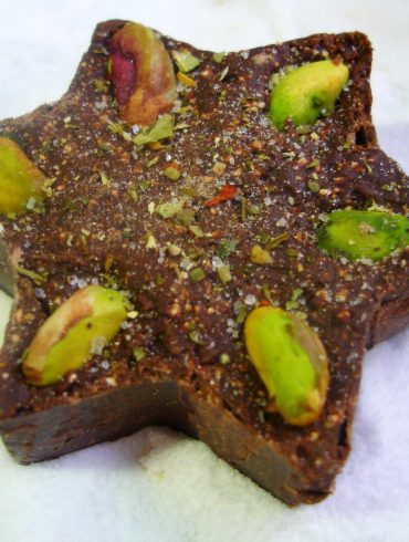 Fudge de chocolate, piñones y pistachos