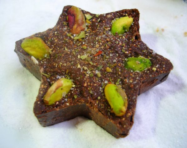 Fudge de chocolate, piñones y pistachos