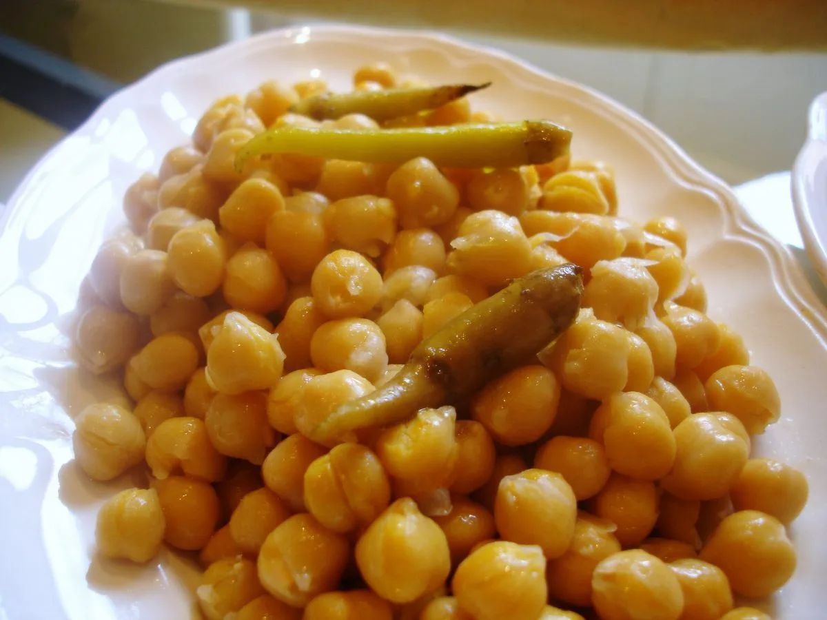 Garbanzos del cocido castellano recién sacados de la olla, enteros y tiernos