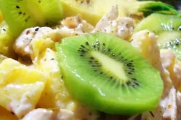 Piña rellena de pollo asado, kiwi y yogurt
