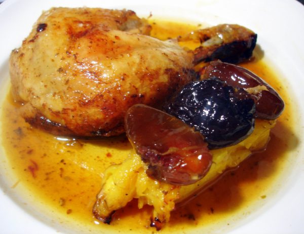 Pollo asado relleno de dátiles, ciruelas pasas y piña