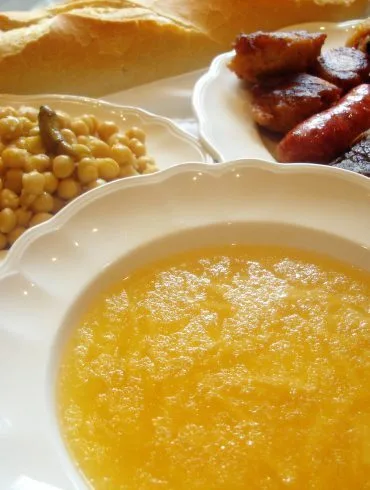 Cocido castellano completo servido con garbanzos, verdura y sus carnes