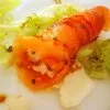 Rollitos de salmón ahumado rellenos de langostinos y surimi