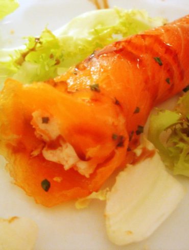 Rollitos de salmón ahumado rellenos de langostinos y surimi