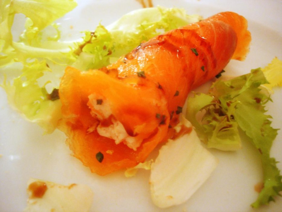 Rollitos de salmón ahumado rellenos de langostinos y surimi