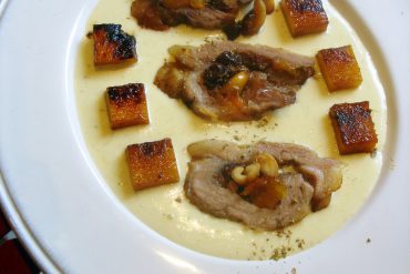 Secreto de cerdo ibérico relleno de frutos secos en salsa de boletus