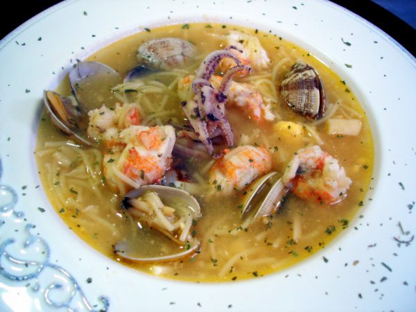 Sopa de pescado con fideos