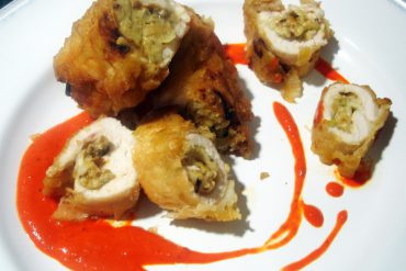 Pechugas de pollo rellenas de boletus en salsa de piquillos