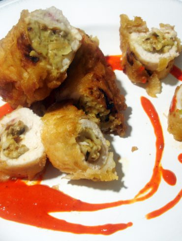 Pechugas de pollo rellenas de boletus en salsa de piquillos