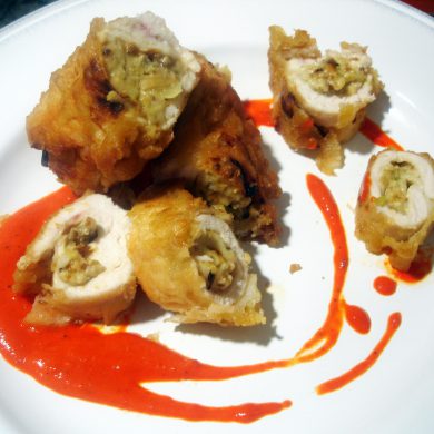 Pechugas de pollo rellenas de boletus en salsa de piquillos