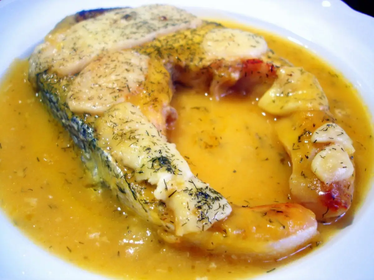 Salmón al horno con crema de verduras y costra de queso Salmón al horno con crema de verduras y costra de queso