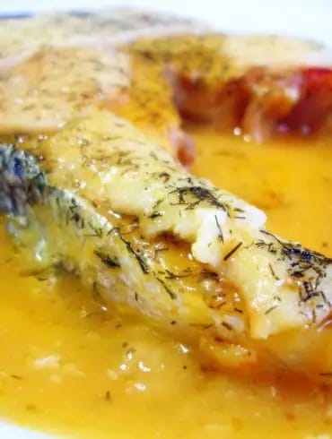 Salmón al horno con crema de verduras y costra de queso