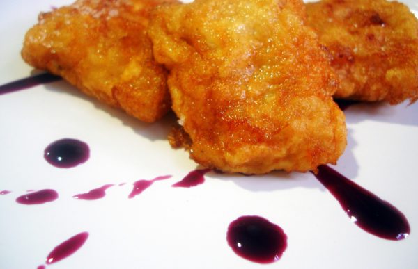 Leche frita de coco con reducción de vino tinto