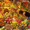 Puesto de frutas en mercado de Barcelona