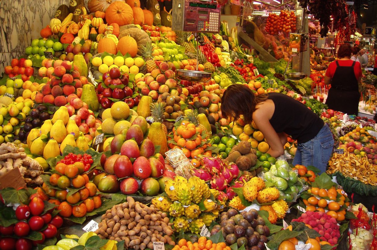 Puesto de frutas en mercado de Barcelona