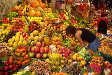 Puesto de frutas en mercado de Barcelona