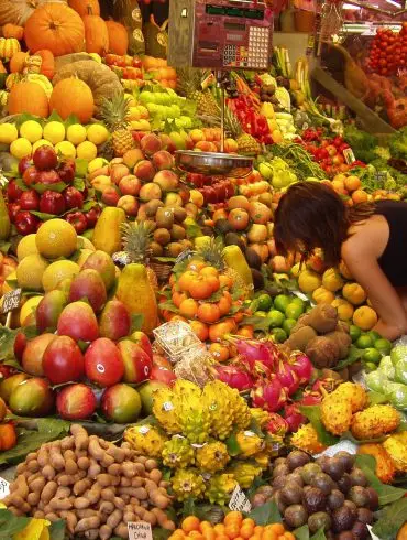 Puesto de frutas en mercado de Barcelona