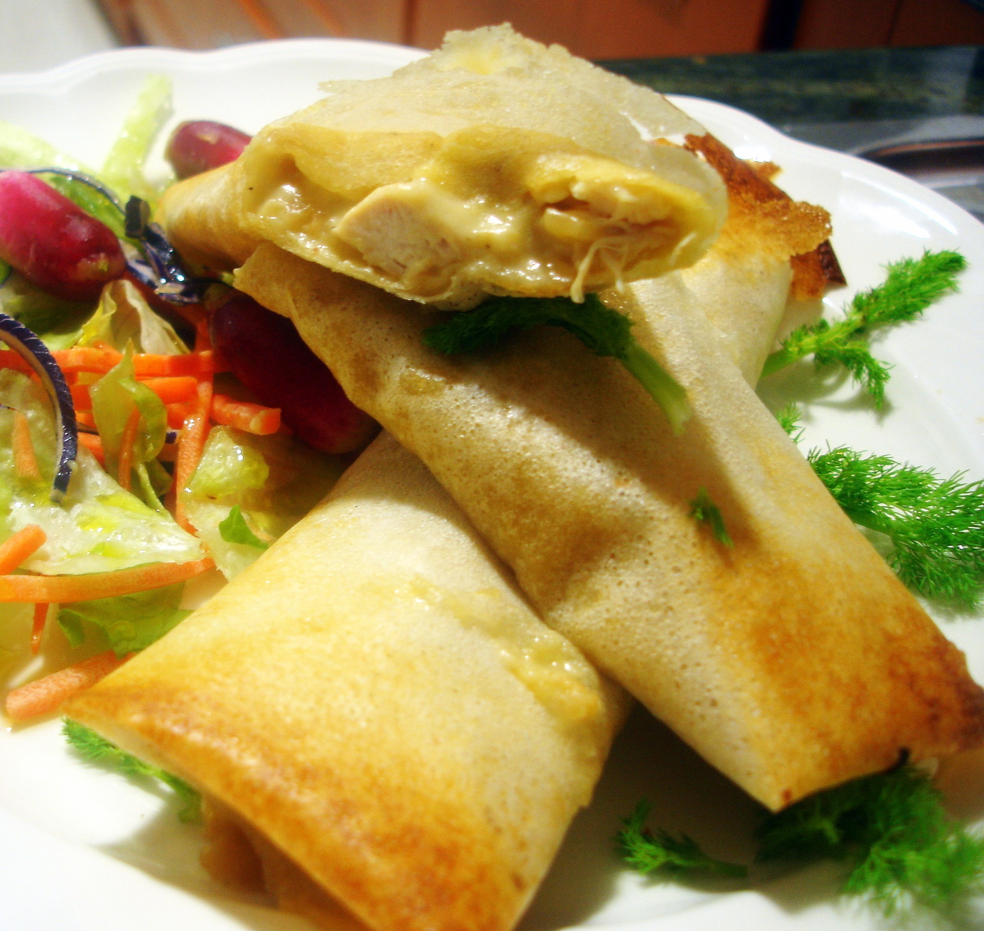 Rollitos de pasta brick rellenos de pollo y queso brie