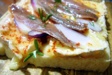 Receta de Tosta de queso Brie con anchoas