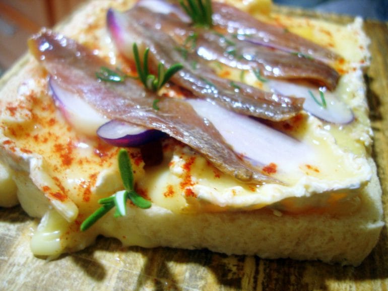 tosta de queso brie con anchoas
