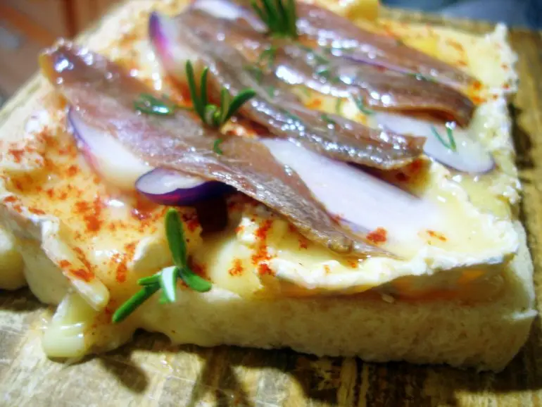 Tosta de brie con anchoas