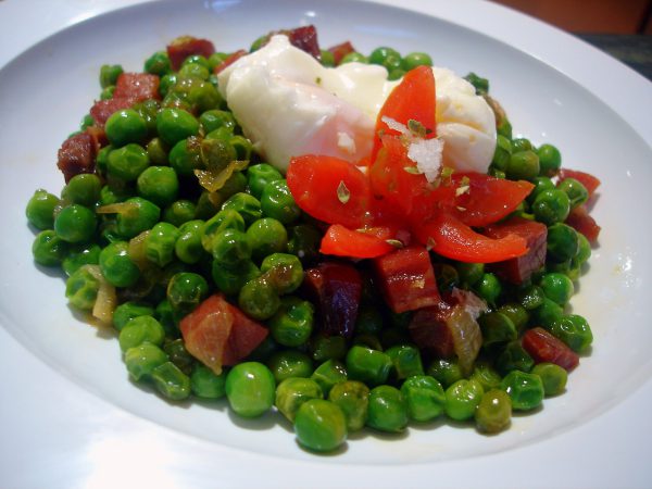 Guisantes con jamón y huevo poché