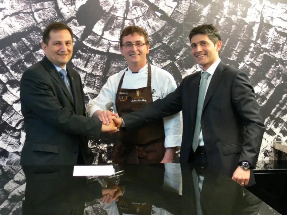 Espacio experimental para las nuevas tecnologías culinarias El director general del centro tecnológico AZTI-Tecnalia, Rogelio Pozo, el cocinero y propietario del restaurante Mugaritz, Andoni Luis Aduriz, y el responsable de la marca de electrodomésticos De Dietrich, Ander Terradillos.