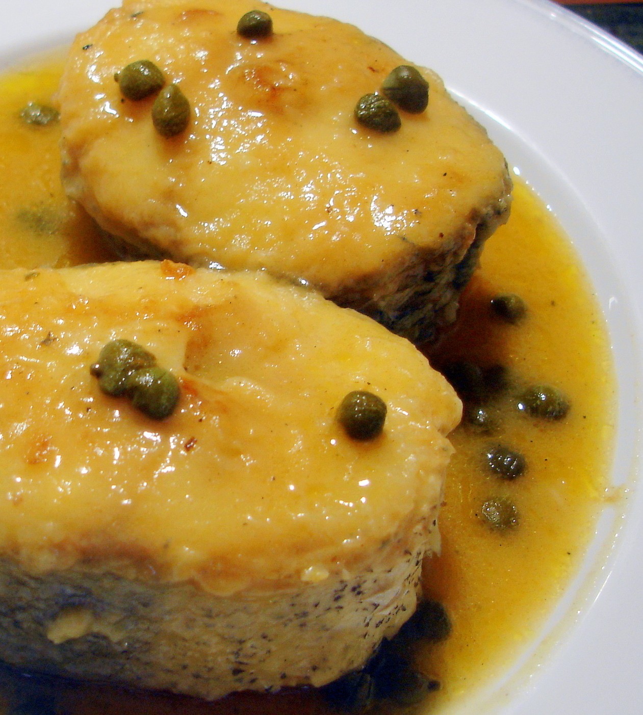 Merluza con salsa de alcaparras