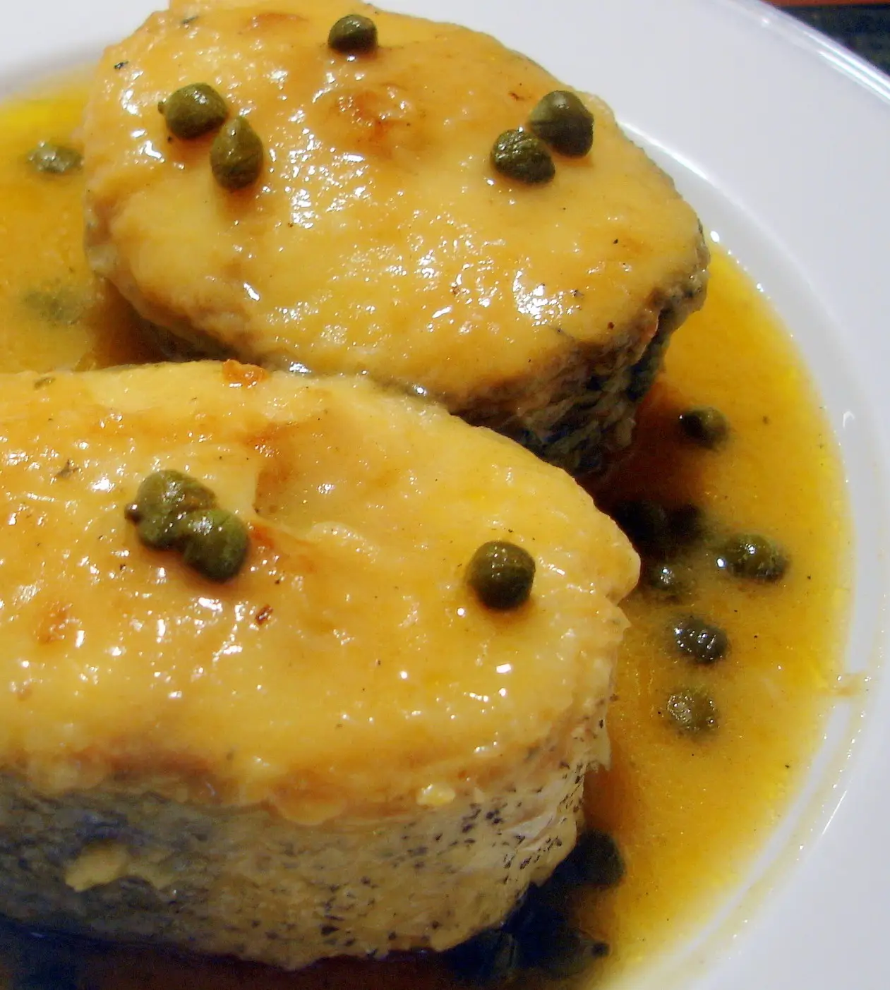 Merluza con salsa de alcaparras