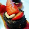 Pincho de Morcilla con crema de remolacha, fresas y piñones