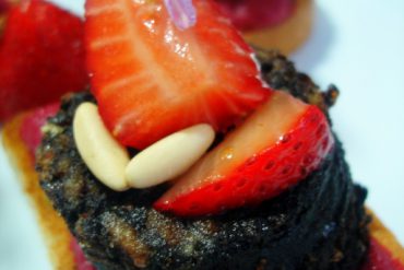 Pincho de Morcilla con crema de remolacha, fresas y piñones