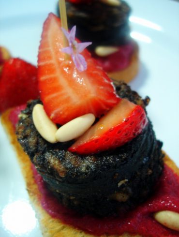 Pincho de Morcilla con crema de remolacha, fresas y piñones