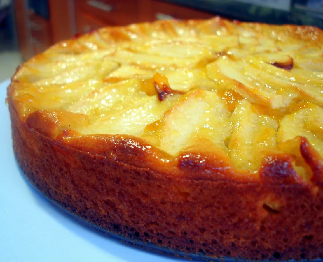 Tarta de manzana casera recién horneada con su brillo dorado