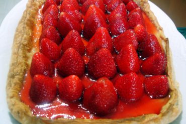 Tarta de hojaldre con crema pastelera y fresas