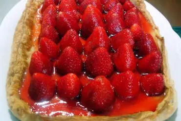 Tarta de hojaldre con crema pastelera y fresas