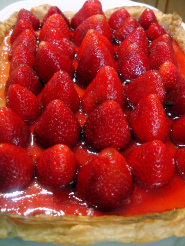 Tarta de hojaldre con crema pastelera y fresas