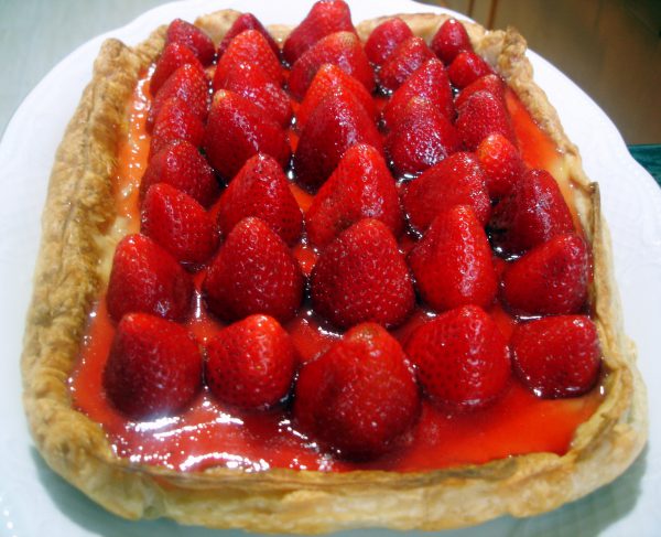 Tarta de hojaldre con crema pastelera y fresas