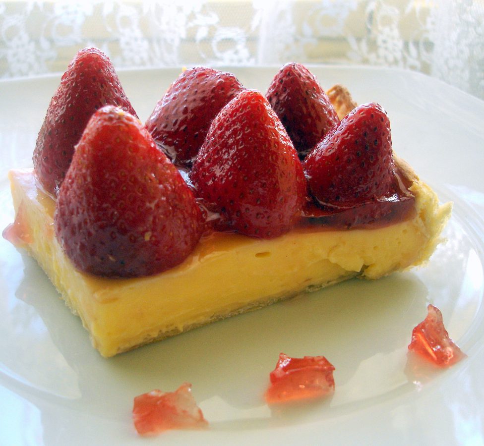 Tarta de hojaldre con crema pastelera y fresas