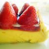 Tarta de hojaldre con crema pastelera y fresas