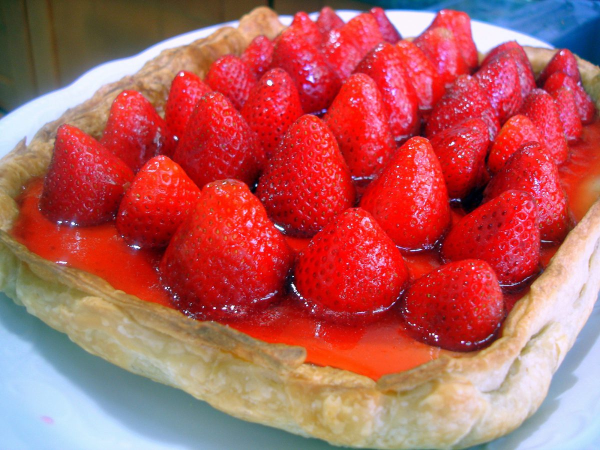 Tarta de hojaldre con crema pastelera y fresas