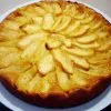 Tarta de manzana tradicional con láminas de manzana en círculos