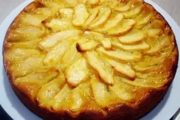Tarta de manzana tradicional con láminas de manzana en círculos