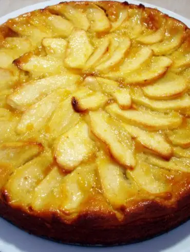Tarta de manzana tradicional con láminas de manzana en círculos