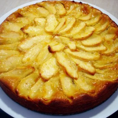 Tarta de manzana tradicional con láminas de manzana en círculos