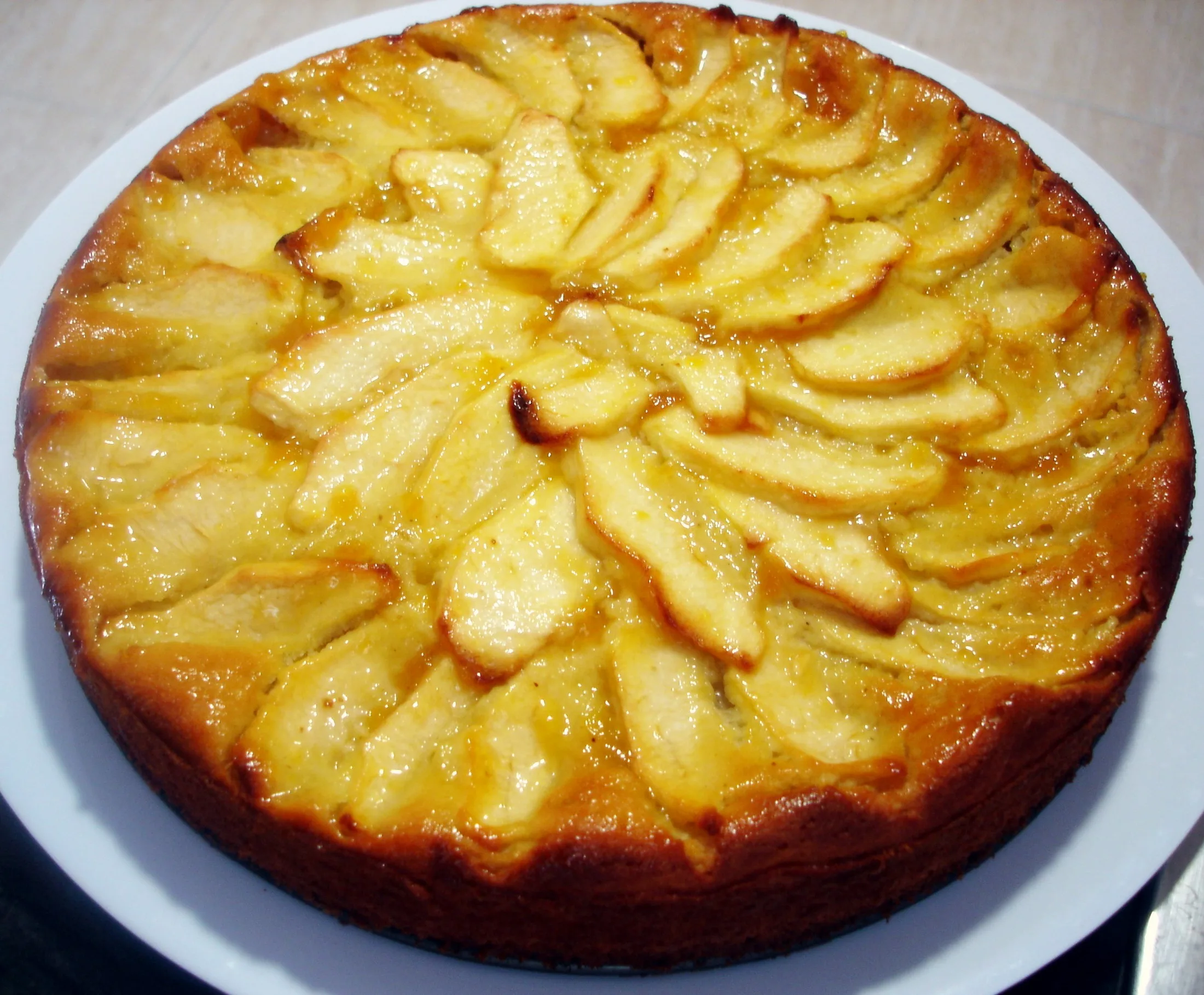Tarta de manzana tradicional con láminas de manzana en círculos