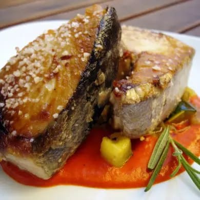 Bonito a la plancha en salsa de piquillos