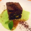 Brownie de chocolate y pistachos verdes